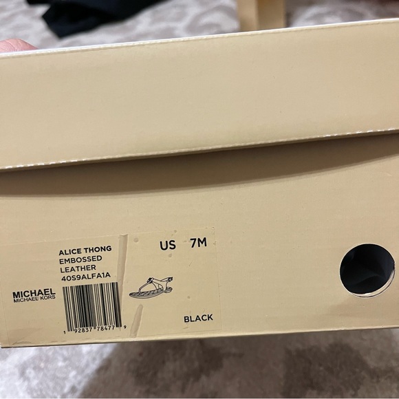 Michael Kors Alice Thong Leather Sandals Like New - Picture 5 of 5